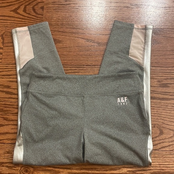 Abercrombie & Fitch 1892 woman’s activewear super crop leggings capri size M - Picture 1 of 9